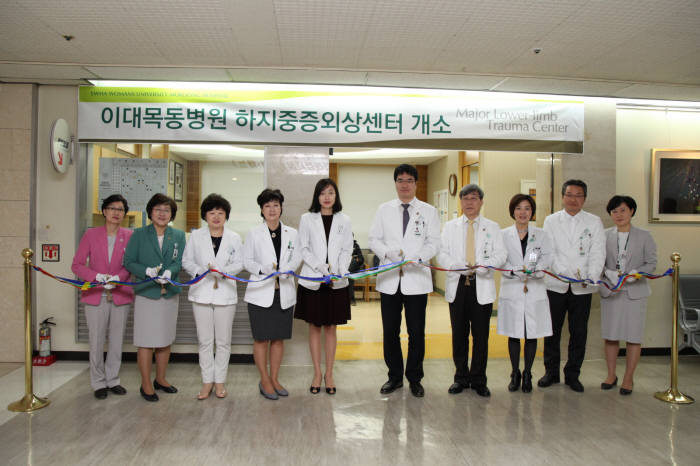 17일 이대목동병원에서 열린 하지중증외상센터 개소식에서 (오른쪽 다섯번째부터)이승렬 센터장, 김승철 이화의료원장, 유경하 이대목동병원장 등 관계자가 기념사진을 촬영하고 있다.