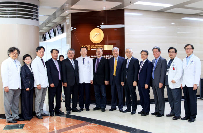 지난달 31일 열린 JCI 인증 현판식에서 (왼쪽 여섯번째부터)김동익 분당차병원장, 차광렬 차병원그룹 총괄회장, 김한중 차병원그룹 회장 등 병원 관계자가 기념사진을 촬영했다.