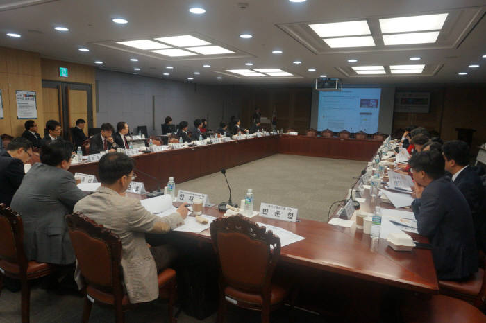 24일 국회의원회관에서 열린 제30회 국회바이오경제포험에서 참가자들이 `의약품 부작용 방지를 위한 새로운 약물감시체계 및 약물유전학`에 대해 토론하고 있다.