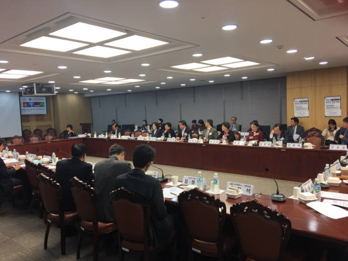 24일 국회의원회관에서 열린 제30회 국회바이오경제포험에서 참가자들이 `의약품 부작용 방지를 위한 새로운 약물감시체계 및 약물유전학`에 대해 토론하고 있다.