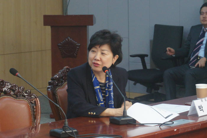 24일 국회의원회관에서 열린 제30회 국회바이오경제포험에서 박인숙 새누리당 의원이 약물 부작용 관리에 대해 질의하고 있다.
