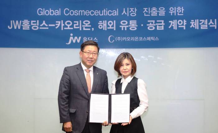 전재광 JW홀딩스 대표(왼쪽)와 주은희 카오리온코스메틱스 회장이 계약식 후 기념 촬영을 하고 있다.
