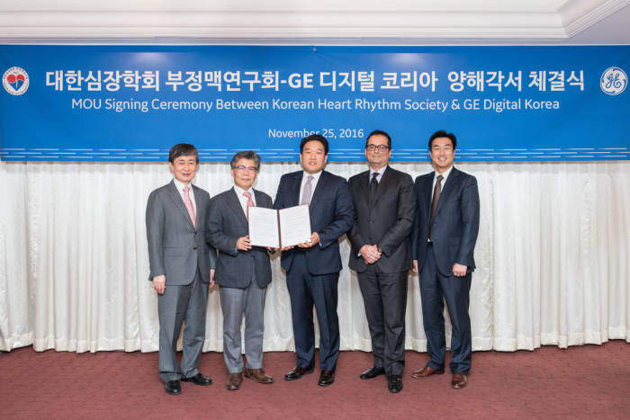 대한심장학회 부정맥연구회와 GE헬스케어 관계자가 MOU 계약 체결 후 기념촬영을 하고 있다.