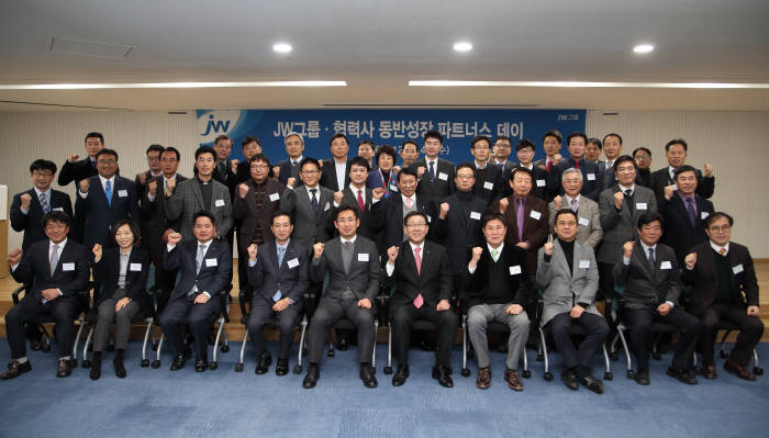 서울 서초동 JW홀딩스 본사에서 열린 동반성장 파트너스 데이에서 전재광 JW홀딩스 대표(첫째줄 우측 다섯 번째)와 협력업체 대표들이 동반성장의 의지를 다지며 기념촬영을 하고 있다.