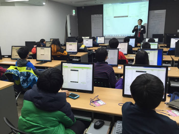 17일 성남시 분당구 티맥스소프트 교육장에서 제2회 드림업 SW교육에 참여한 학생들이 앱 만들기 수업을 듣고 있다.