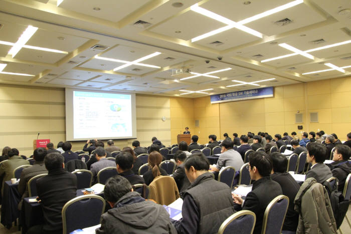 지난해 MDS테크놀로지가 개최한 '2016 국방/항공 SW 기술 세미나'에서 참석자들이 발표를 듣고 있다. MDS테크놀로지 제공
