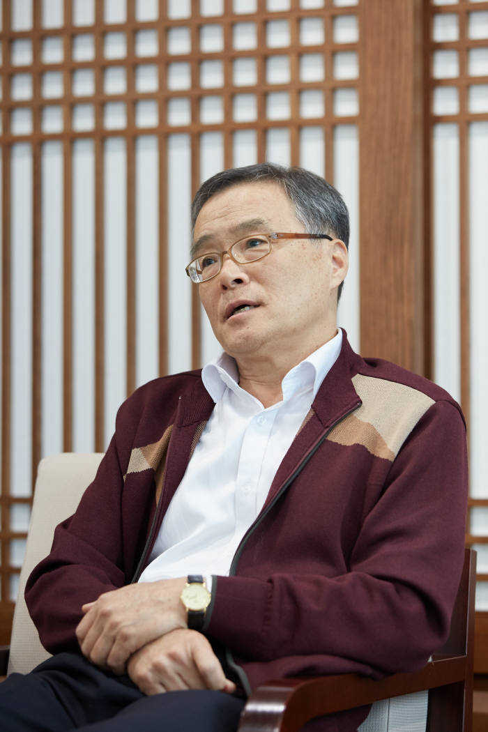 김승택 건강보험심사평가원장이 전자신문과 인터뷰에서 4차 산업혁명과 심평원 역할에 대해 설명하고 있다.