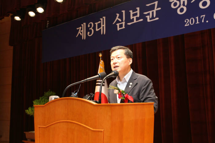 심보균 행자부 차관이 취임사를 하고 있다.