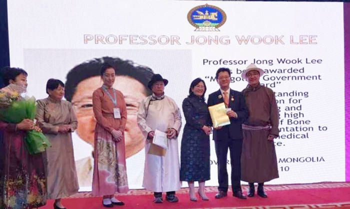 이종욱 서울성모병원 혈액내과 교수가 몽골 정부로부터 대통령, 보건부 장관 훈장 수여 후 기념촬영했다.