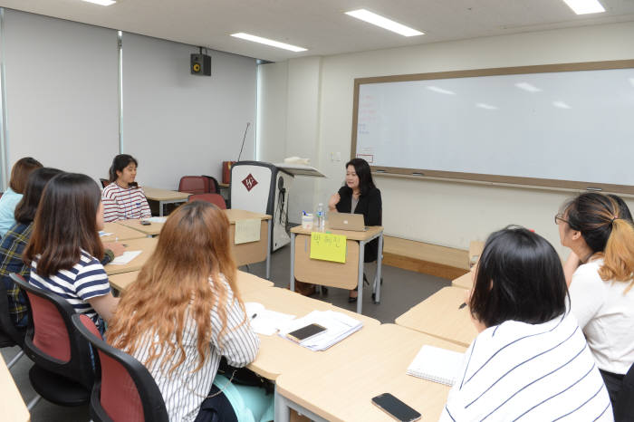 임수진 SK인포섹 팀장이 학생들 질문에 답하고 있다
