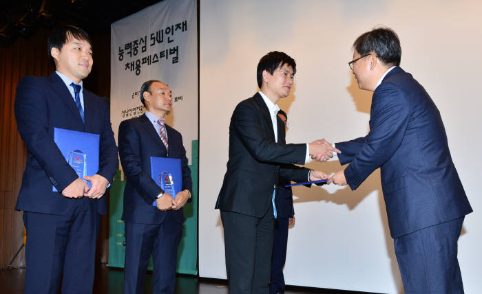 양승욱 전자신문 편집인이 일하기 좋은 SW전문기업에 선정된 기업 관계자에게 시상하고 있다.