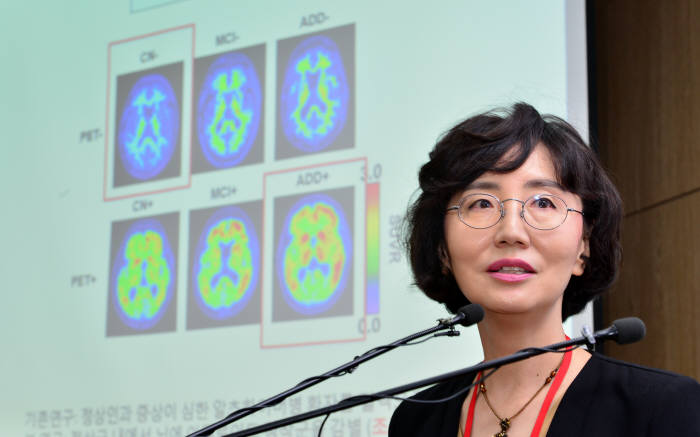 묵인희 국가치매연구개발위원장이 혈액검사로 알츠하이머를 진단하는 기술을 설명하고 있다.(자료: 전자신문DB)
