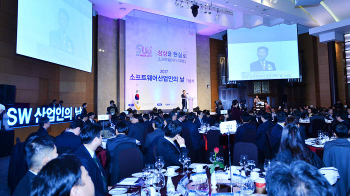 SW산업인의 날, 최진우 대아티아이 대표 동탑산업 훈장 수여