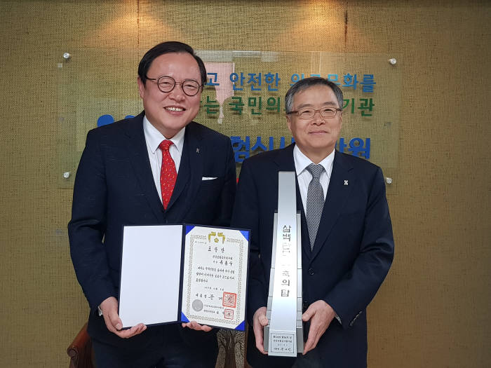 300만불 수출의 탑을 수상한 김승택 심평원장(오른쪽)과 대통령표창을 수상한 류종수 국제협력단장이 기념촬영했다.