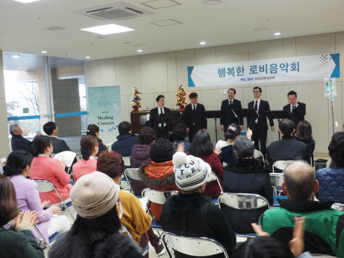 올림푸스한국과 한국예술종합학교가 영남대병원 로비에서 행복한 로비 음악회 힐링 콘서트 공연을 하고 있다.