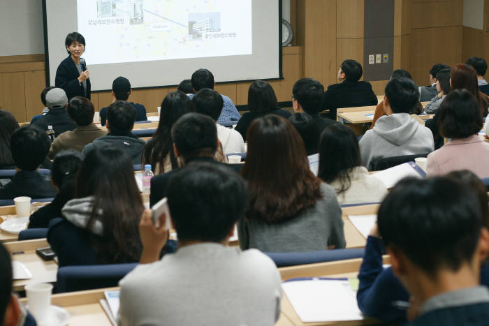 작년 11월 연세대의대 강의실에서 열린 '제1회 연세의료원 빅데이터 이노베이션 공모전' 사전 설명회에서 공모전 일정, 심사기준 등을 설명했다. 행사 당일 119명의 학생이 참여해 뜨거운 관심을 보였다.(자료: 연세의료원)