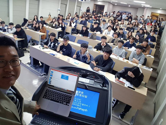 '제1회 연세의료원 빅데이터 이노베이션 공모전' 사전 설명회에서 병원 관계자가 참석 학생과 기념 촬영했다.(자료: 연세의료원)