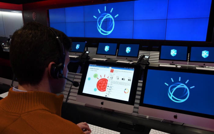 IBM 왓슨 디스커버리(Watson Discovery) 는 비정형 큐레이팅된 컨텐츠로부터 위협 요소를 학습해 보안 관련 인사이트 도출한다.