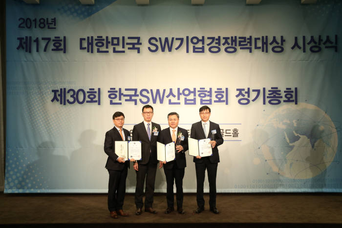 이홍구 투비소프트 대표(맨 왼쪽부터), 곽병진 과학기술정보통신부 과장, 마용득 롯데정보통신 대표, 신경철 포스코ICT 실장 등 제17회 대한민국 SW기업경쟁력대상 수상자들이 기념촬영했다.