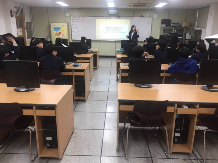 노원중 정보과목 수업 시간에 교사가 문제를 내고 학생들이 답안을 적은 보드를 들어보이고 있다.
