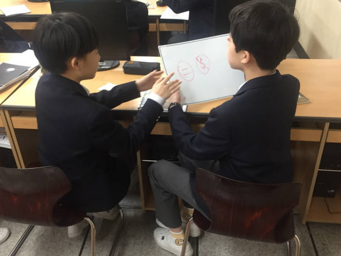 노원중 학생들이 보드에 정답을 적고 있다.