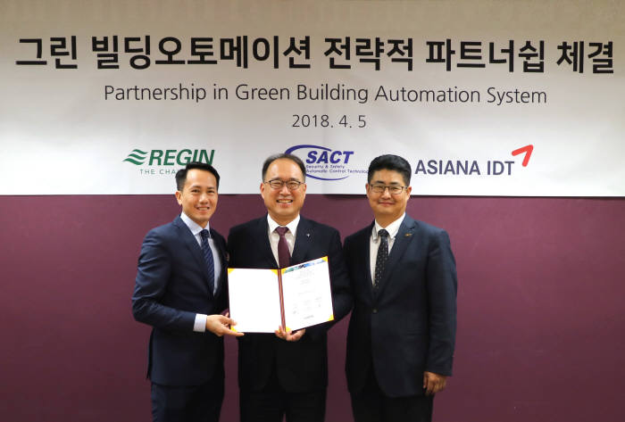 아시아나IDT가 스웨덴 빌딩자동제어 업체 레긴(REGIN), 한국 총판 에스에이씨티와 '그린 빌딩오토메이션 분야 협력을 위한 전략적 파트너쉽'을 체결하고 관계자들이 기념촬영샜다. 왼쪽부터 헨릭퐁 레긴 아시아지역총괄, 이경수 아시아나IDT 상무, 박영철 에스에이씨티 대표. 아시아나IDT 제공