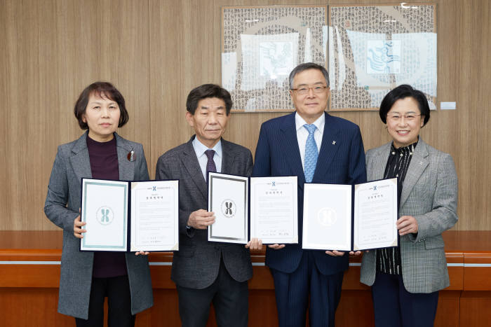원장-상임이사 간 성과계약 체결식 후 (왼쪽부터) 최명례, 황의동 상임이사, 김승택 심평원장, 김선민 상임이사가 기념촬영했다.