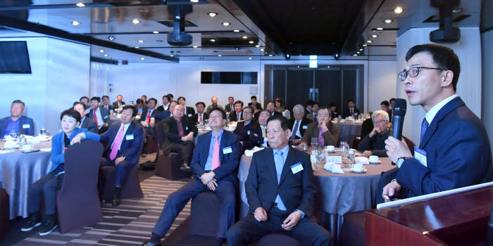 IT리더스포럼이 17일 서울 반포 쉐라톤 서울팔래스 강남호텔에서 열렸다. 류동주 비트레스 대표가 '스마트시티 좋지요 그런데 보안은요?'를 주제로 발표하고 있다. 박지호기자 jihopress@etnews.com