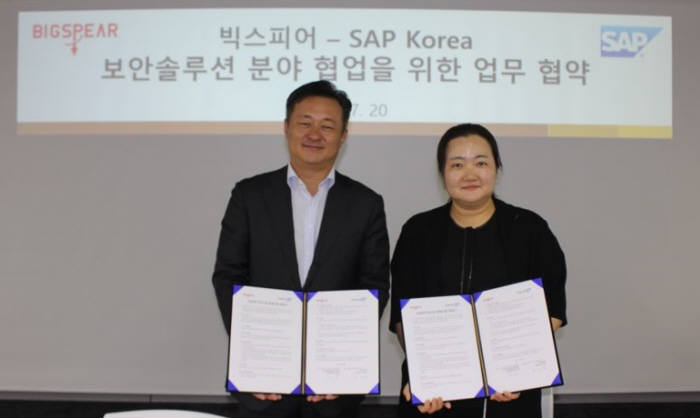 20일 서울 도곡동 SAP코리아 본사에서 열린 MOU 체결식에서 윤상일 SAP 코리아 공공본부장(왼쪽)과 권경현 빅스피어 대표가 사진촬영을 하고 있다. SAP코리아 제공
