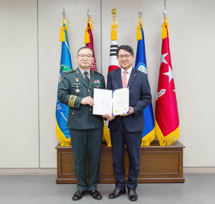 국방부에서 열린 2018 보안감사 우수업체 표창 수여식에서 김영환 국방부 국방정보본부장(왼쪽)과 이정성 한화시스템 인사지원실장이 사진촬영을 하고 있다. 한화시스템 제공