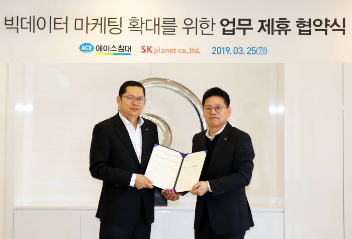 25일 서울 논현동 에이스침대에서 열린 업무협약식에서 김교수 SK플래닛 MP사업그룹장(오른쪽)과 박진식 에이스침대 영업본부장이 사진촬영을 하고 있다. SK플래닛 제공