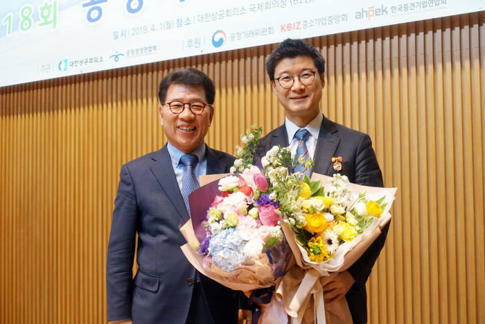 김동철 티맥스소프트 대표(오른쪽)와 반원익 한국중견기업연합회 상근부회장.