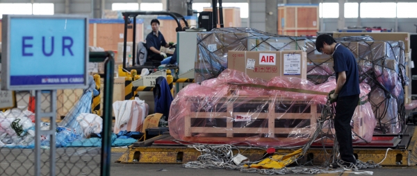 ▲ 한-EU 자유무역협정(FTA) 발효 첫날인 1일 영종도 인천국제공항 화물청사에 관계자들이 유럽으로 떠날 항공 화물을 정리하고 있다.