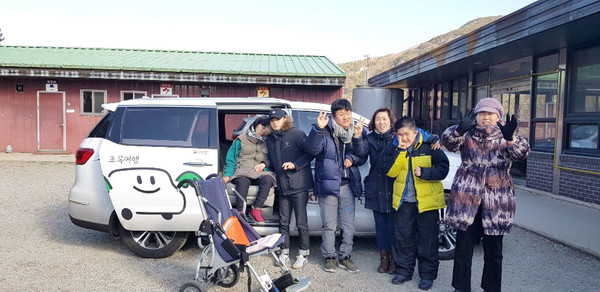 지난해 초록여행 크리스마스&새해 유류지원 이벤트를 다녀온 샛별가족 / 사진=기아자동차 제공