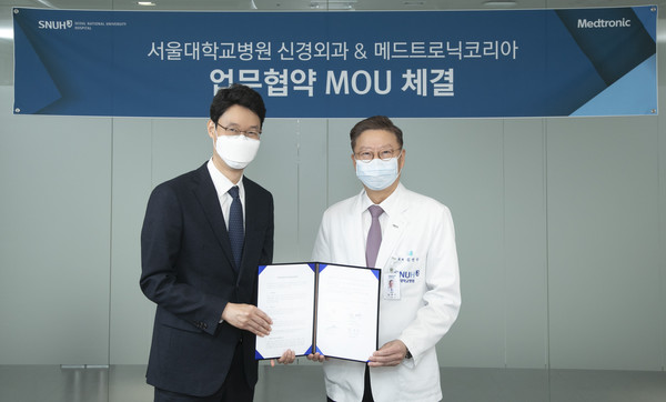 서울대학교병원과 메드트로닉코리아는 서울대학교병원 김연수 병원장(우)과 메드트로닉코리아 유승록 전무(좌)가 참석한 가운데, 국내외 신경외과 의료인 술기 교육을 위한 상호업무협약을 체결했다.