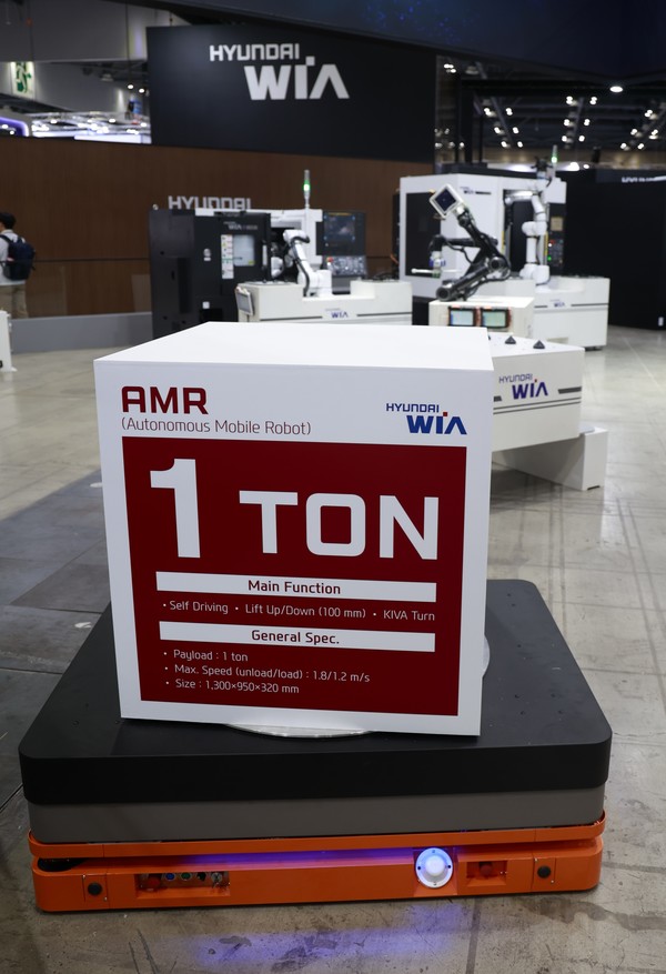 현대위아가 개발한 자율주행 물류로봇(AMR‧Autonomous Mobile Robot)의 모습. 최대 적재하중이 1000kg인 이 AMR은 자율주행 기술을 이용해 공장 내에서 자유롭게 이동하며 물건을 운송할 수 있다.