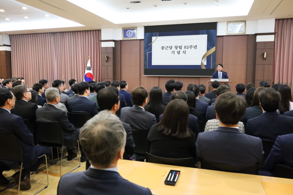 4일 서울 충정로 종근당 본사에서 진행된 종근당 창립 82주년 기념식에서 이장한 회장이 기념사를 낭독하고 있다. 사진/종근당