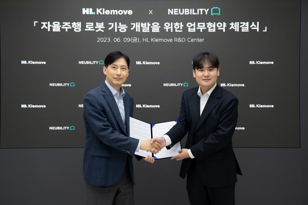 HL클레무브 강형진(왼쪽) 부사장과 뉴빌리티 이상민(오른쪽) 대표가 협약 체결 후 기념촬영을 하고 있다.