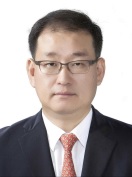 박정훈 전 금융위원회 금융정보분석원 원장. 행정고시 35회로 재정경제부 증권제도과를 거쳐 금융위원회에서 공적자금관리위원회 운영기획팀장, 보험과장, 자본시장조사단장, 금융현장지원단장, 자본시장국장, 자본시장정책관 등을 역임했다. 임종룡 금융위원장 시절 금융현장지원단장을 맡아 금융개혁을 현장에서 지원했다.