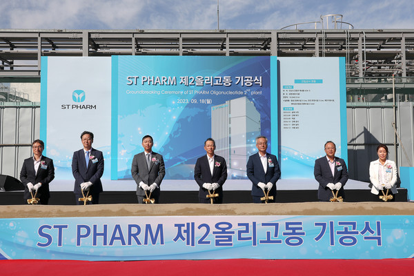 에스티팜은 1100억원을 투자해 경기도 안산 반월캠퍼스 부지 제2올리고동 신축에 나섰다. 지난 19일 기공식 장면. (사진 왼쪽부터) 장순기 에스티팜 생산본부장, 김민영 동아에스티 사장, 정재훈 동아쏘시오홀딩스 사장, 강정석 동아쏘시오그룹 회장, 김경진 에스티팜 사장, 백상환 동아제약 사장, 박윤이 아벤종합건설 사장. 사진/에스티팜