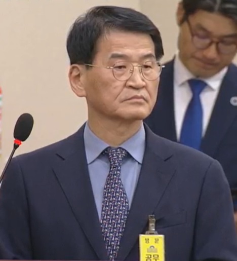 문덕식 DB 대표이사가 16일 열린 국회 정무위원회 국정감사에서 이용우 더불어민주당 의원의 질의에 답변하고 있다.