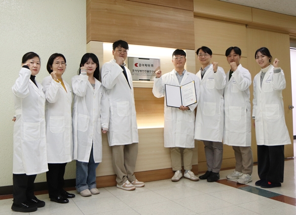 이주상 조아양병천연물연구소장(오른쪽 세 번째)과 연구원들이 기념 촬영을 하고 있다. 사진/조아제약