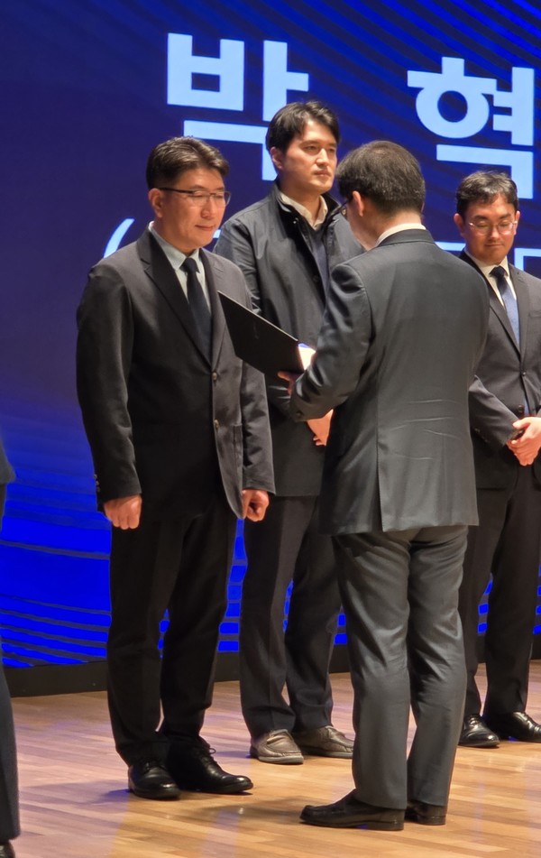 종근당 박혁진 이사보가 한기정 공정거래위원장으로부터 표창을 받고 있다. 사진/종근당
