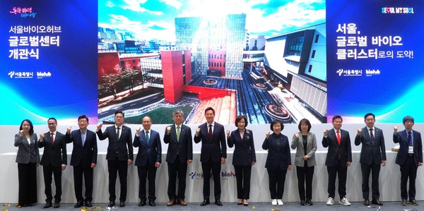 이상준 셀트리온 사장(왼쪽 4번째), 오세훈 서울시장 (왼쪽 7번째)을 비롯한 행사관계자들이 25일 서울 동대문구에 위치한 서울바이오허브 글로벌센터 개관식 행사에서 기념촬영을 하고 있다. 사진/셀트리온