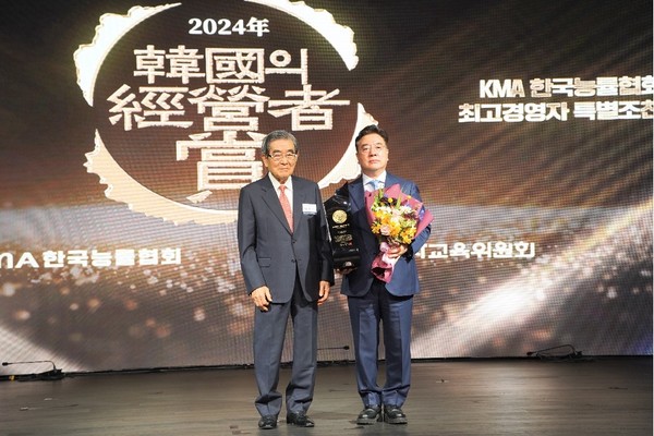 한국능률협회 이봉서 회장(왼쪽)과 동구바이오제약 조용준 부회장. 사진/동구바이오제약