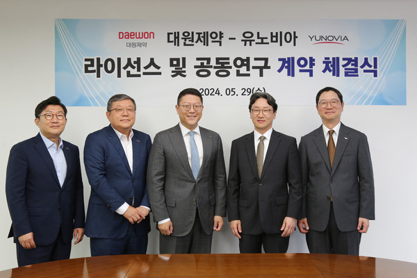29일 서울 성동구 대원제약 본사에서 열린 유노비아와 대원제약 간의 P-CAB 공동 개발 및 라이선스에 관한 계약 체결식에서 양측 주요 인사들이 기념 촬영을 하고 있다. (왼쪽부터)대원제약 백승열 부회장, 백승호 회장, 백인환 사장, 유노비아 이재준 사장, 일동제약 윤웅섭 부회장. 사진/일동제약