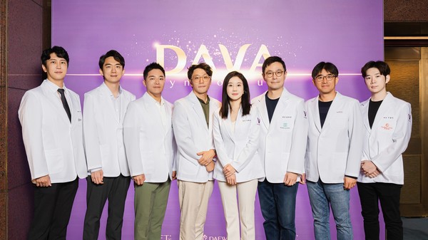 (왼쪽부터)청담FnB의원 손무현 원장, 쁘띠2.7의원 김서환 원장, 피어봄의원 부평점 장효승 원장, 리즈벨클리닉 이종훈 원장, 톡스앤필의원 홍대신촌점 김현옥 원장, 피어나클리닉 최호성 원장, 톡스앤필의원 강남점 박대정 원장, 데이뷰의원 강서점 이종진 원장. 사진/대웅제약