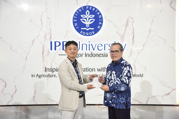 대웅제약 박성수 대표와 IPB Iskandar 부총장이 영장류 연구 협력을 위한 MOU 체결 기념식에서 포즈를 취하고 있다. 사진/대웅제약