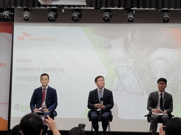 (왼쪽부터) 안재훈 SK바이오사이언스 전략기획실장, 안재용 SK바이오사이언스 대표이사, 최재영 SK바이오사이언스 재무실장이 27일 서울 중구에서 열린 기자간담회에 참석해 질문에 답변하고 있다. 사진/프레스나인