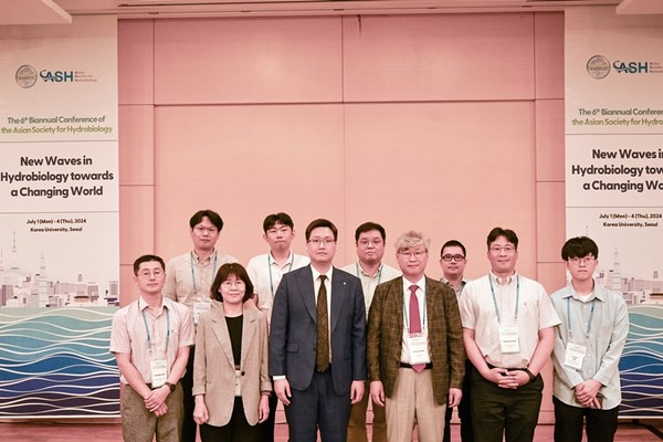 나원균 동성제약 부사장(앞줄 왼쪽 3번째), 배연재 아시아 수생물학회 회장(앞줄 오른쪽 3번째), 김동건 삼육대학교 교수(앞줄 오른쪽 2번째)가 아시아 수생물학회(ASH) 국제 심포지움에 참석해 기념사진을 찍고 있다. 사진/동성제약